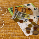 Wijn en euros op tafel