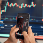 afbeelding van cryptotrader met mobiel en koersgrafiek