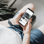 Crypto insiders app in handen van een man