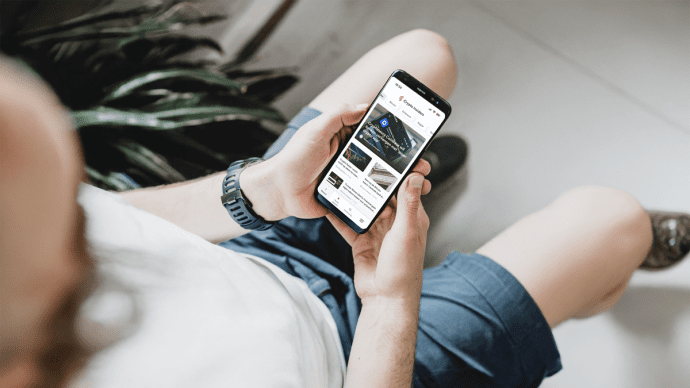 Crypto insiders app in handen van een man