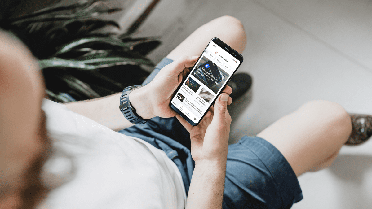 Crypto insiders app in handen van een man
