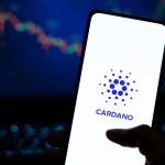 Cardano logo en dalende koersgrafiek