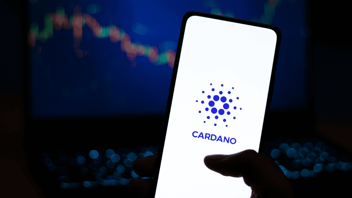 Cardano logo en dalende koersgrafiek
