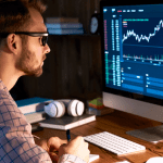 crypto trader achter scherm met koersgrafiek