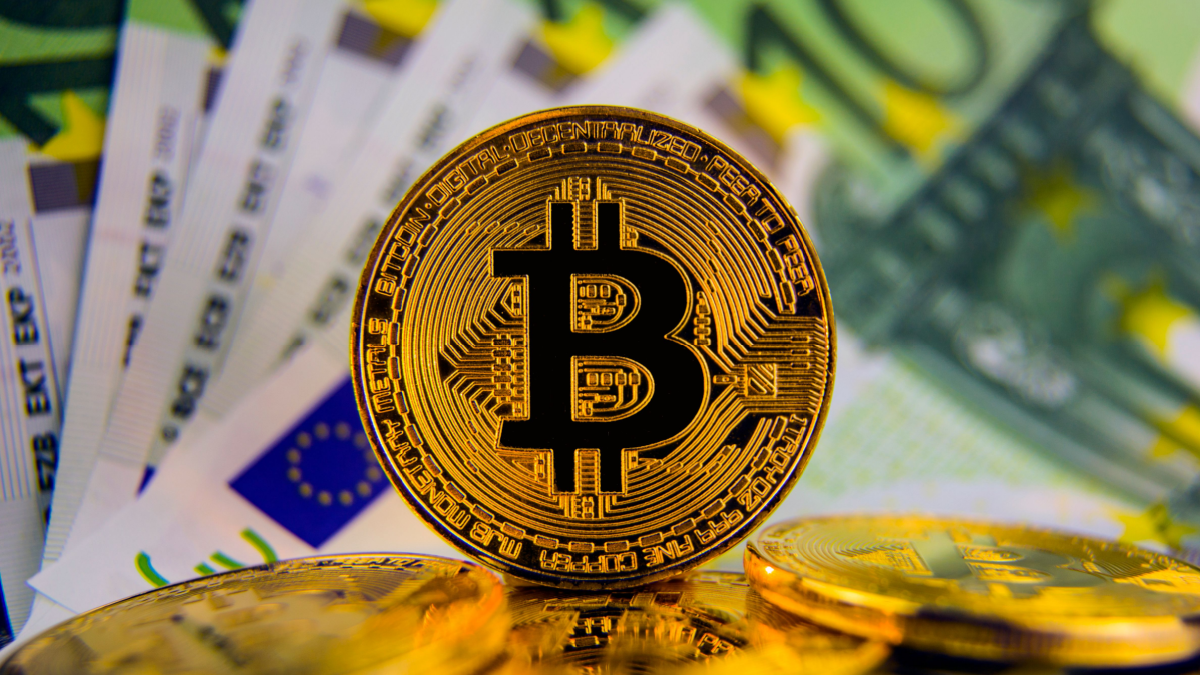 foto van bitcoin munt en euro biljetten 2