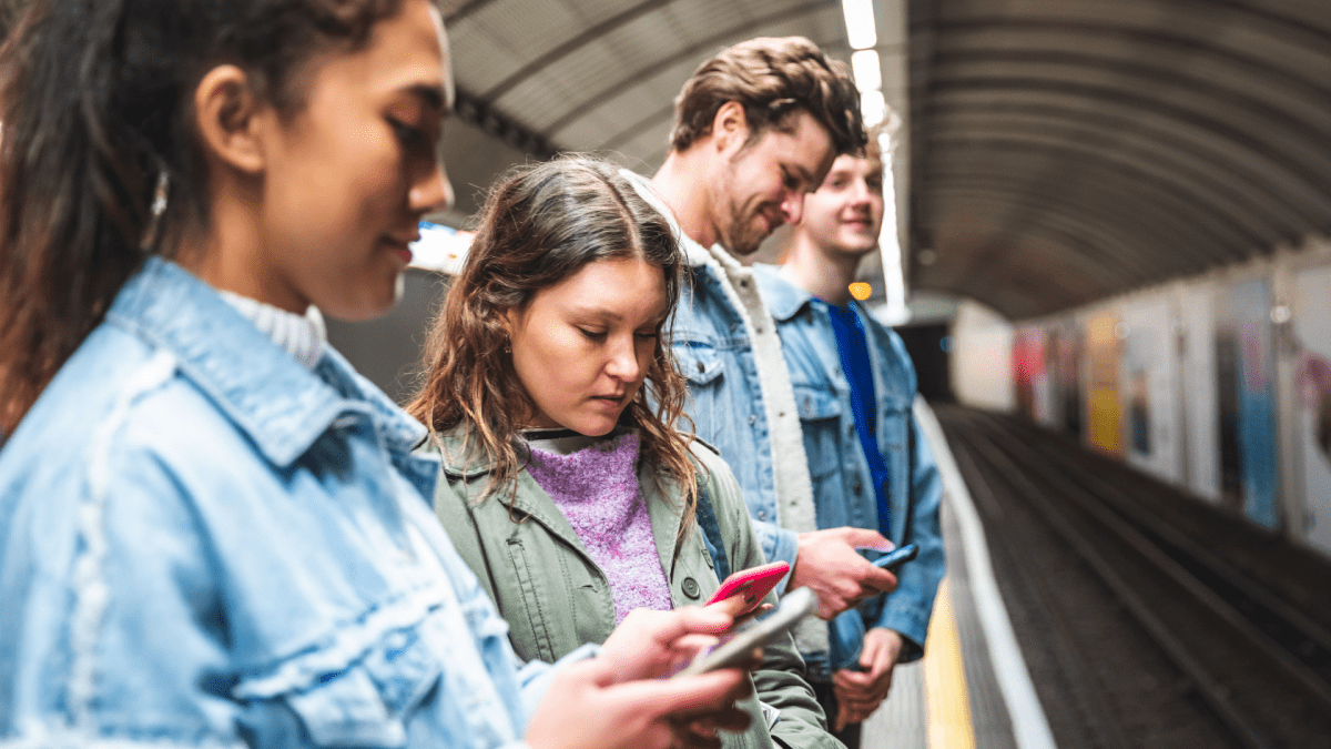 jongeren wachten op metro