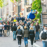 mensen op straat in amsterdam
