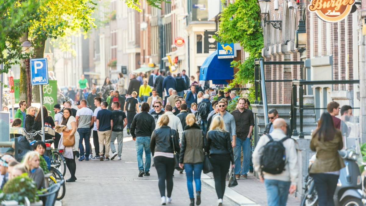 mensen op straat in amsterdam