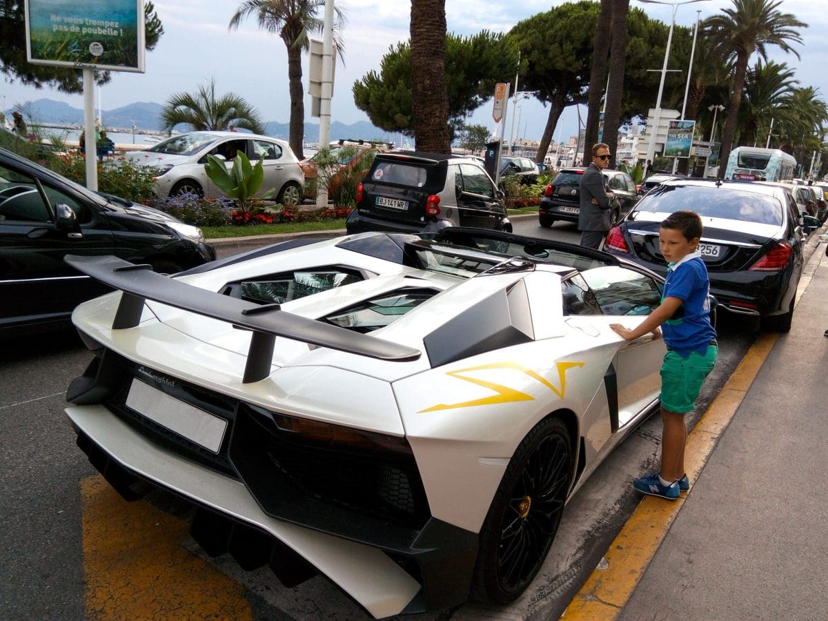 Miljonair op zijn 15e en wil nu meteen een Lamborghini kopen