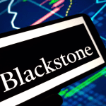 Blackstone logo op mobiel met koersgrafiek