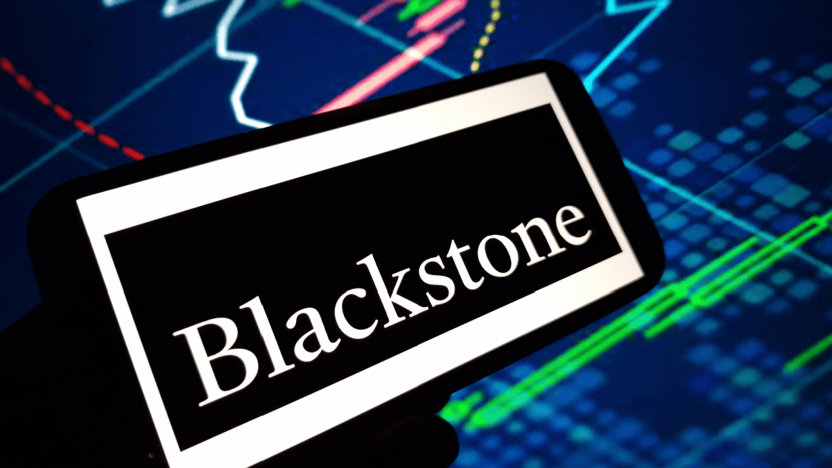 Blackstone logo op mobiel met koersgrafiek