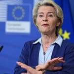 Een afbeelding van Commissievoorzitter Ursula von der Leyen die spreekt op het hoofdkantoor van de EU in Brussel