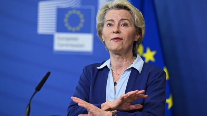 Een afbeelding van Commissievoorzitter Ursula von der Leyen die spreekt op het hoofdkantoor van de EU in Brussel