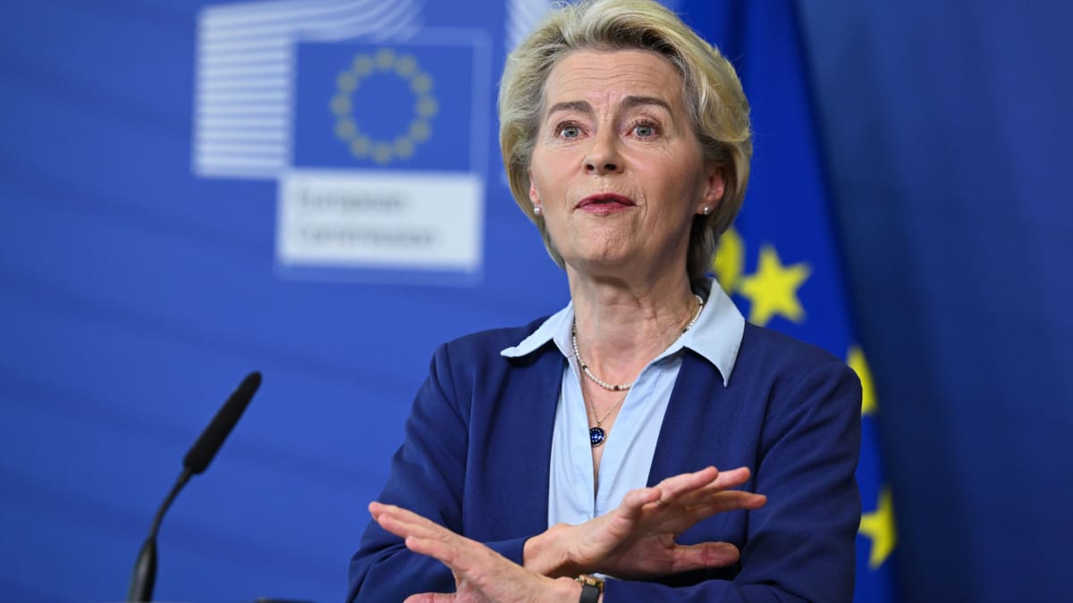 Een afbeelding van Commissievoorzitter Ursula von der Leyen die spreekt op het hoofdkantoor van de EU in Brussel