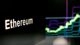 Een afbeelding van Ethereum, het cryptonetwerk, met daarbij een grafiek van de koers van de mimt