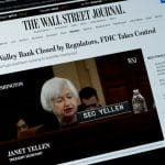 Een afbeelding van Janet Yellen, treasury secretary, die een aankondiging doet over de val van een grote bank op de frontpage van de wall street journal
