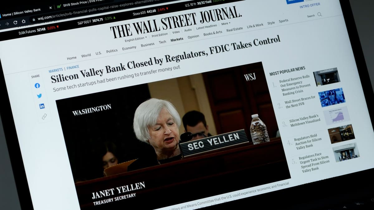 Een afbeelding van Janet Yellen, treasury secretary, die een aankondiging doet over de val van een grote bank op de frontpage van de wall street journal