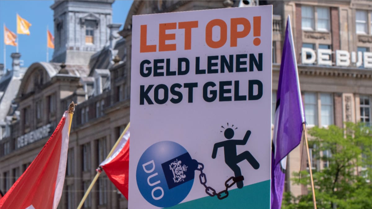 Een afbeelding van 'Let op! Geld Lenen Kost Geld' met DUO afgebeeld als blok aan het been voor vele studenten