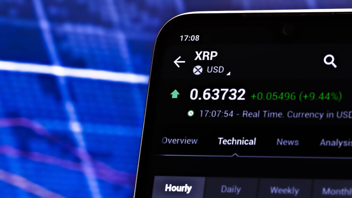 Een afbeelding van de XRP koers en de pagina van de munt van Ripple op een cryptobeurs