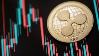 Een afbeelding van de XRP koers met een grafiek op de achtergrond van de koers die veel volatiliteit toont