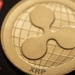 Een afbeelding van de XRP koers, met op de linkerkant een harde daling van de crypto grafiek