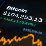 Een afbeelding van de bitcoin koers met een prijs van de grootste cryptomunt van de markt die gestegen is met groene cijfers en een grafiek erbij van de koers