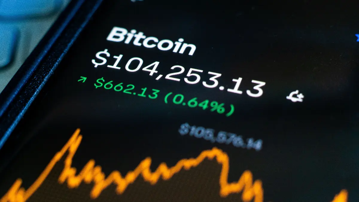 Een afbeelding van de bitcoin koers met een prijs van de grootste cryptomunt van de markt die gestegen is met groene cijfers en een grafiek erbij van de koers