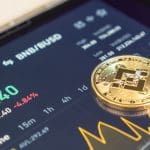 Een afbeelding van de cryptomunt BNB met daarbij een een koers en een grafiek op de pagina van de token op een cryptobeurs
