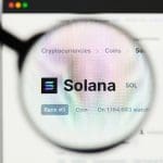 Een afbeelding van de cryptomunt Solana met daarbij de ticker SOL Een afbeelding van de cryptomunt Solana met daarbij de ticker SOL