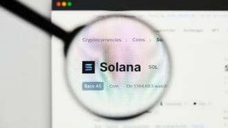 Een afbeelding van de cryptomunt Solana met daarbij de ticker SOL