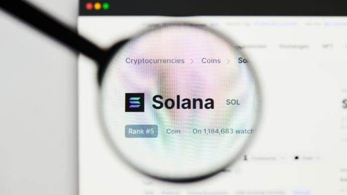 Een afbeelding van de cryptomunt Solana met daarbij de ticker SOL Een afbeelding van de cryptomunt Solana met daarbij de ticker SOL