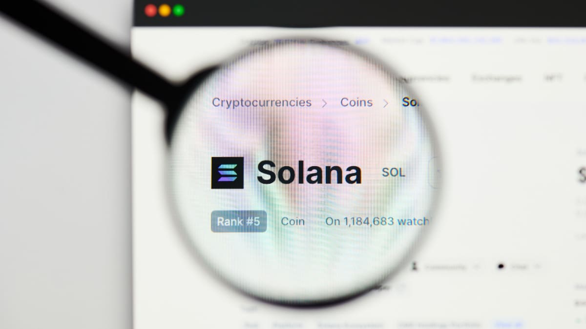 Een afbeelding van de cryptomunt Solana met daarbij de ticker SOL Een afbeelding van de cryptomunt Solana met daarbij de ticker SOL