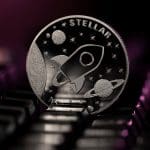 Een afbeelding van de cryptomunt Stellar in een verlicht toetsenbord Een afbeelding van de cryptomunt Stellar in een verlicht toetsenbord
