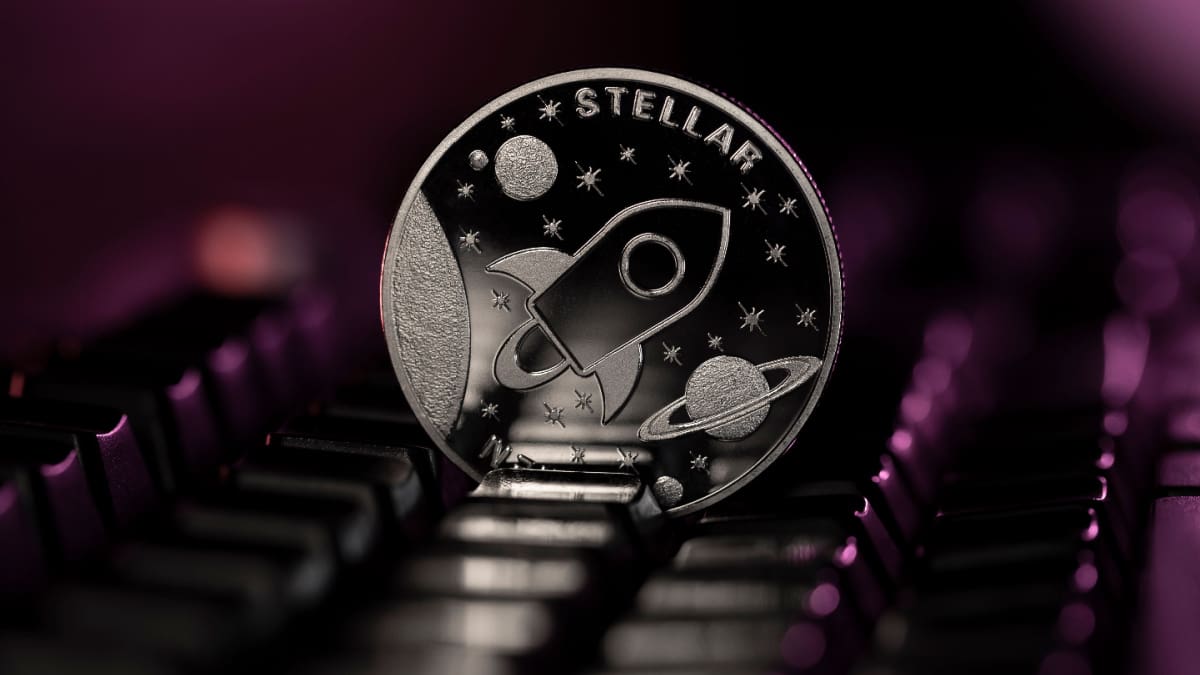 Een afbeelding van de cryptomunt Stellar in een verlicht toetsenbord Een afbeelding van de cryptomunt Stellar in een verlicht toetsenbord