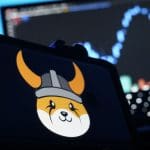 Een afbeelding van de cryptomunt en tevens memecoin Floki Inu (FLOKI) die onlangs een beursproduct heeft gekregen