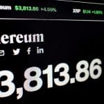Een afbeelding van de cryptomunt ethereum, met een waarde van 3800 dollar en stijgende groene cijfers