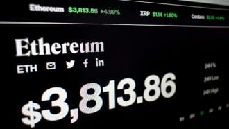 Een afbeelding van de cryptomunt ethereum, met een waarde van 3800 dollar en stijgende groene cijfers