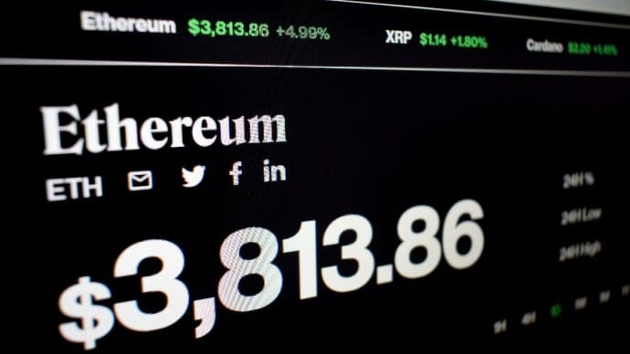 Een afbeelding van de cryptomunt ethereum, met een waarde van 3800 dollar en stijgende groene cijfers