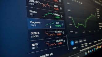 Een afbeelding van de dogecoin koers onder bitcoin in een lijst van financiële assets