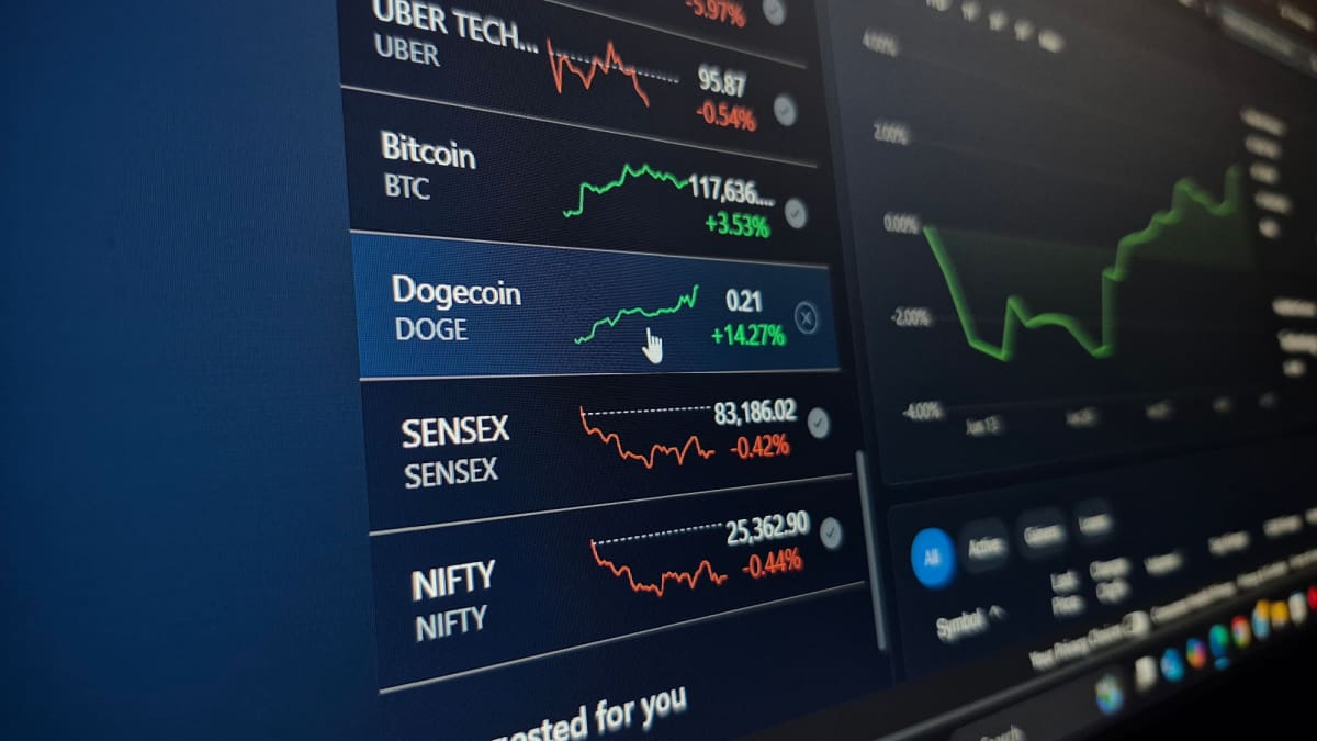 Een afbeelding van de dogecoin koers onder bitcoin in een lijst van financiële assets Een afbeelding van de dogecoin koers onder bitcoin in een lijst van financiële assets