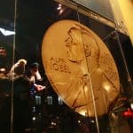Een afbeelding van de munt van de Nobelprijs van Alfred Nobel in Stockhol, Zweden, bij het Nobel museum Een afbeelding van de munt van de Nobelprijs van Alfred Nobel in Stockhol, Zweden, bij het Nobel museum
