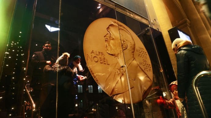 Een afbeelding van de munt van de Nobelprijs van Alfred Nobel in Stockhol, Zweden, bij het Nobel museum