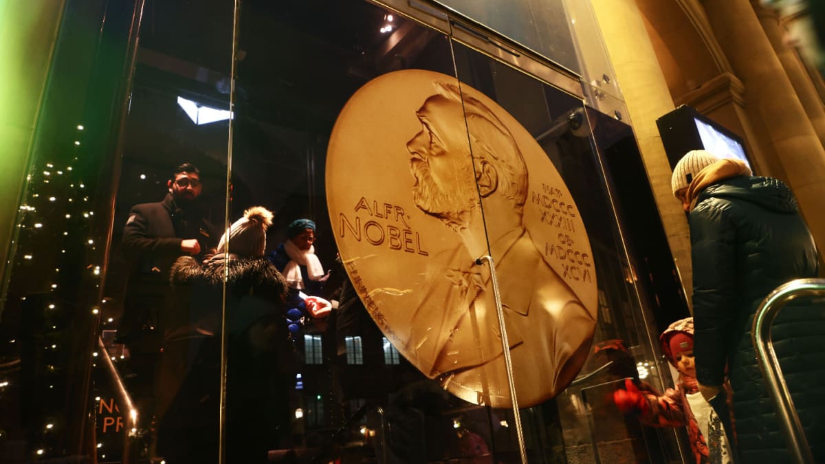 Een afbeelding van de munt van de Nobelprijs van Alfred Nobel in Stockhol, Zweden, bij het Nobel museum