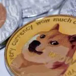 Een afbeelding van een Ripple (XRP) munt en een dogecoin (DOGE) munt