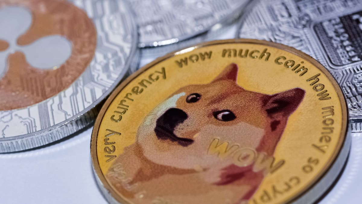 Een afbeelding van een Ripple (XRP) munt en een dogecoin (DOGE) munt