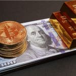 Een afbeelding van een aantal bitcoin munten op een stapeltje dollars met daarbij een aantal goudstaven