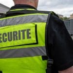 Een afbeelding van een beveiliger in uniform in Frankrijk