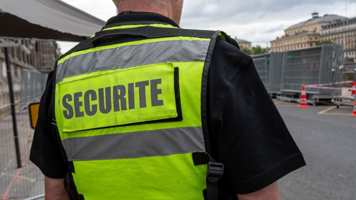 Een afbeelding van een beveiliger in uniform in Frankrijk