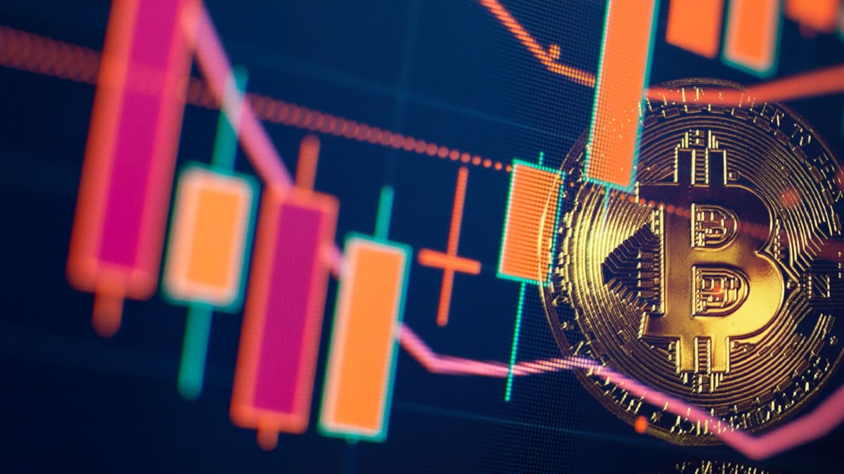 Een afbeelding van een bitcoin (BTC) munt bij een candle chart grafiek van de koers die een lichte dip maakt, met bijbehorende technische indicatoren