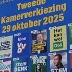 Een afbeelding van een bord met alle posters van verschillende Nederlandse politieke partijen voor de tweede kamerverkiezing van 29 oktober 2025 Een afbeelding van een bord met alle posters van verschillende Nederlandse politieke partijen voor de tweede kamerverkiezing van 29 oktober 2025